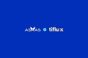 Na imagem, temos as logos das empresas Asaas e Tiflux em um fundo azul escuro.