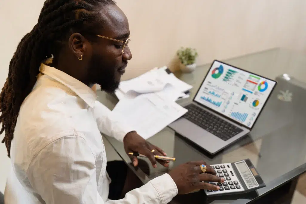 Usuário realizando contas pessoais, aprendendo o que é open finance e utilizando as funcionalidades para a gestão financeira.