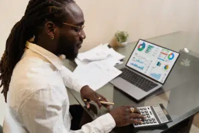 Usuário realizando contas pessoais, aprendendo o que é open finance e utilizando as funcionalidades para a gestão financeira.