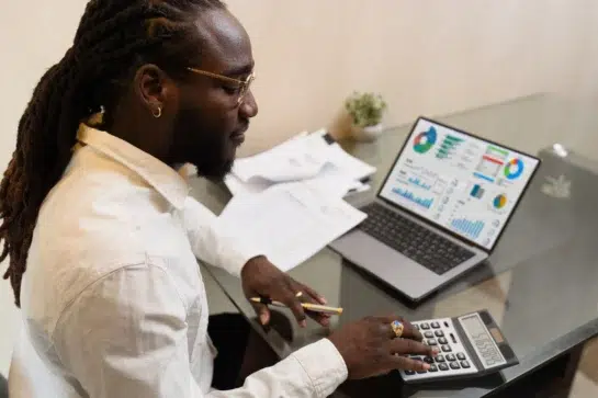 Usuário realizando contas pessoais, aprendendo o que é open finance e utilizando as funcionalidades para a gestão financeira.