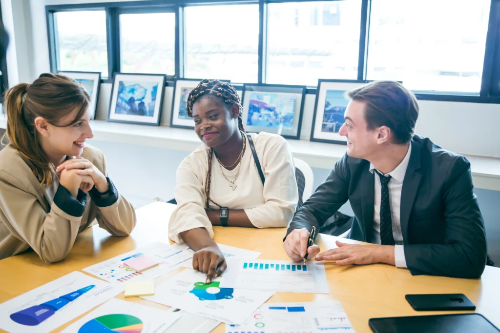 Equipe reunida analisando gráficos e relatórios, representando na prática o que é gestão financeira.