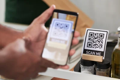 Pessoa escaneando QR Code com celular, representando praticidade e agilidade do Pix internacional em pagamentos.