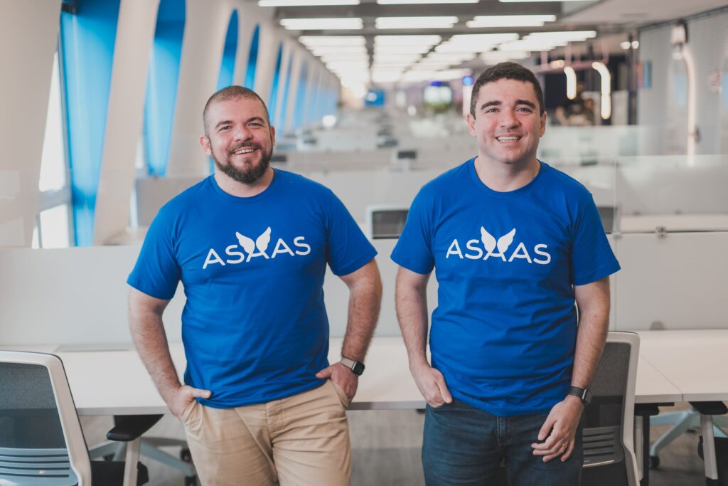 Na foto estão Diego e Piero, fundadores do Asaas. Exemplo de como abrir um negócio.