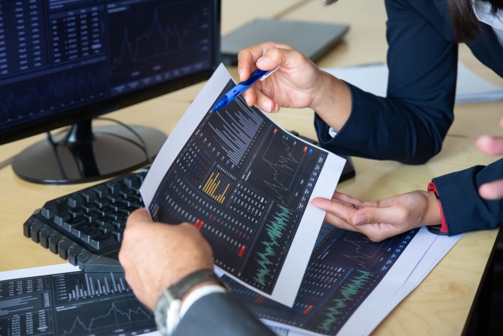 A imagem mostra um empreendedor analisando os tipos de investimentos recebidos pela sua empresa, em forma de gráficos.