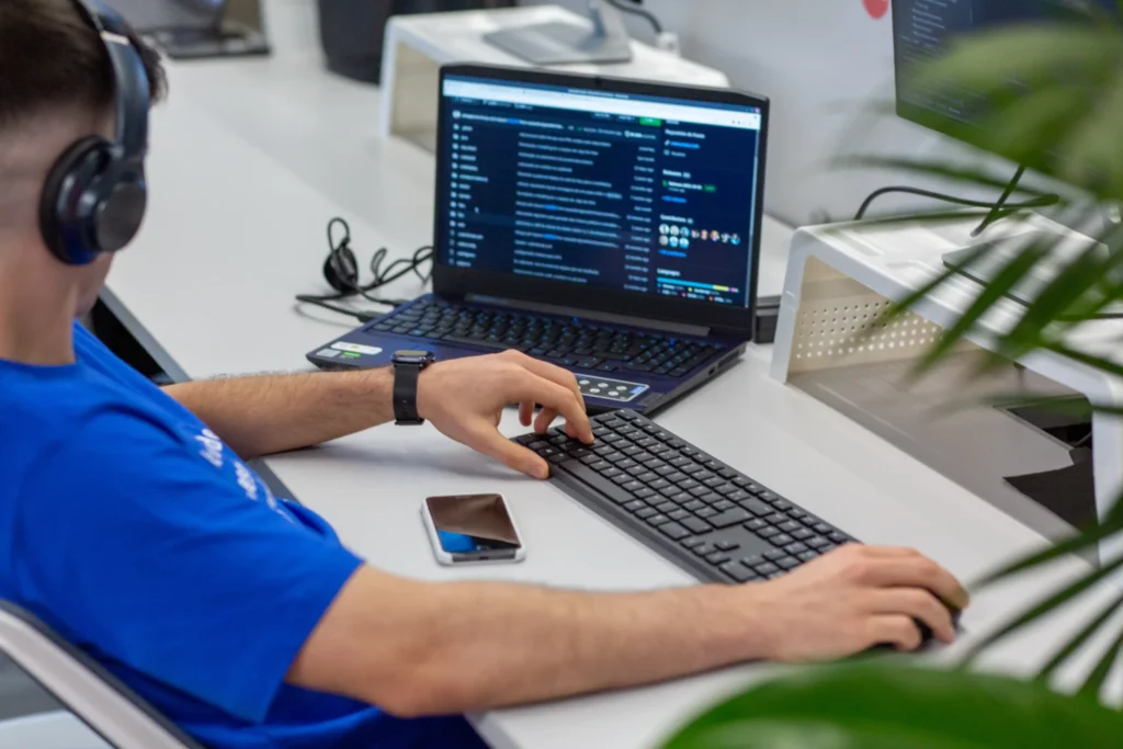 Homem está em frente ao computador, usando a API do Asaas. Mostrando o que é uma API.