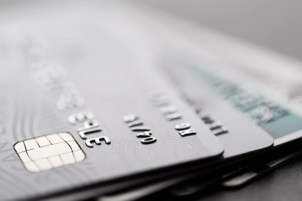 Vários cartões de crédito representando golpes no cartão.