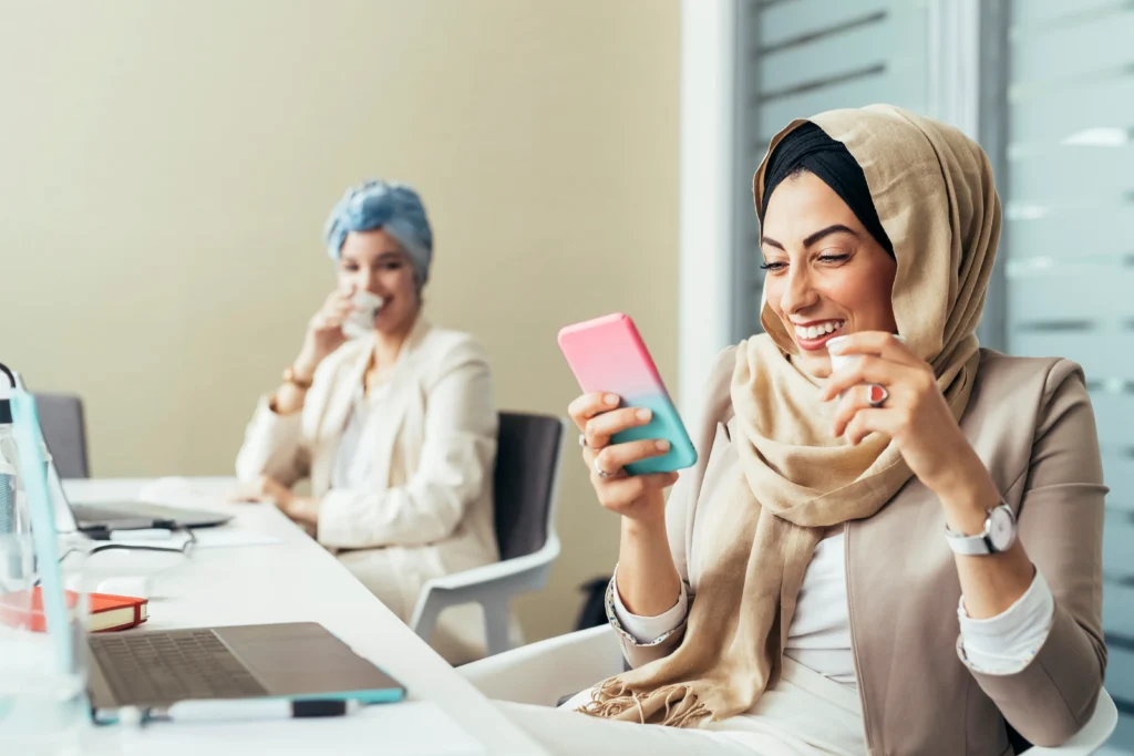 Duas mulheres segurando o celular vendo como receber pagamento pelo whatsapp