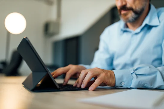 Homem no tablet buscando o que é conta pj