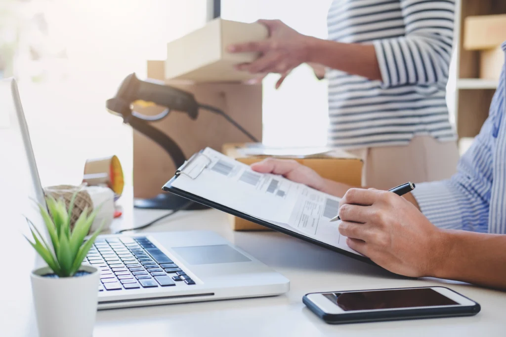 Pessoa está segurança uma prancheta conferindo o pagamento online do cliente.