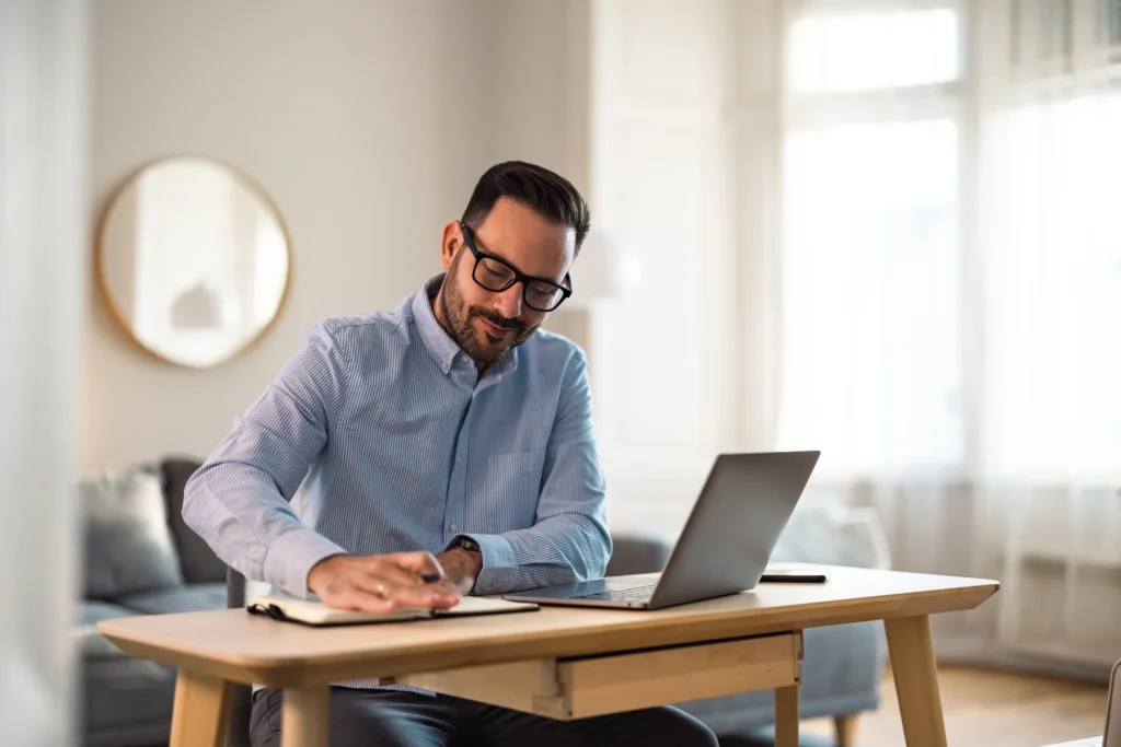 Empreendedor sentado em frente a um computador, decidindo qual é a melhor conta PJ sem anuidade para sua empresa.
