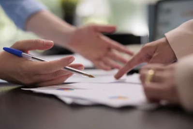 Empreendedores lendo documentação a fim de entender o que é homologação trabalhista.