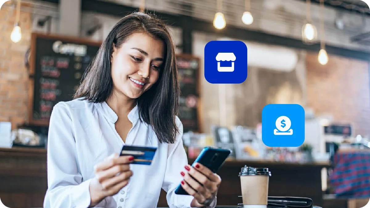 Mulher sorri segurando cartão, representando, como ter uma estrutura completa de banking.