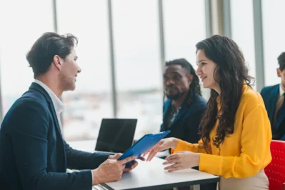 Gerente de instituição financeira apresentando diferentes linhas de crédito para empresas para empreendedores.