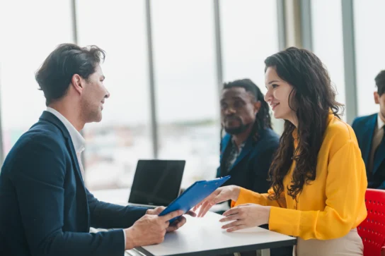 Gerente de instituição financeira apresentando diferentes linhas de crédito para empresas para empreendedores.