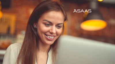 Mulher realizando antecipação de recebíveis no Asaas