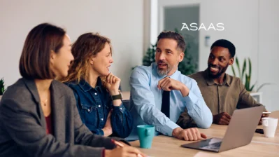 Funcionários debatendo sobre a API de pagamentos Asaas.