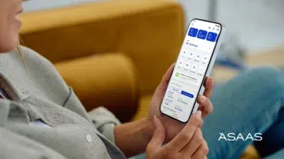 Pessoa utilizando o aplicativo Asaas