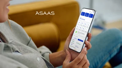 Pessoa utilizando o aplicativo Asaas