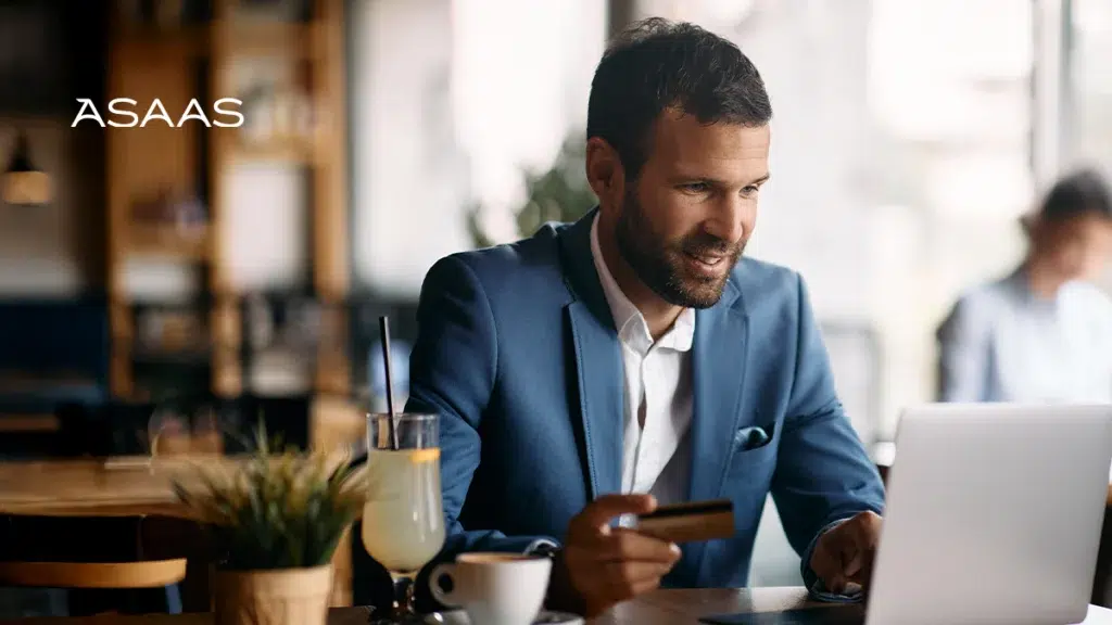 Homem usando cartão demonstrando que o Asaas é seguro.