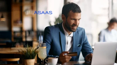 Homem usando cartão demonstrando que o Asaas é seguro.