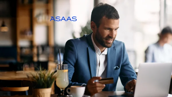 Homem usando cartão demonstrando que o Asaas é seguro.