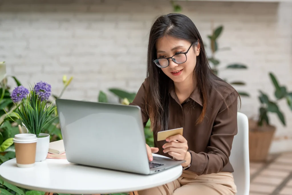 Mulher sentada em cadeira trabalhando em computador, com a tela inicial aberta na página inicial do Asaas, procurando o que é link de pagamento Asaas.Mulher sentada em cadeira trabalhando em computador, com a tela inicial aberta na página inicial do Asaas, procurando o que é link de pagamento Asaas.
