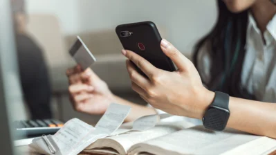 Mulher recebendo notificações de cobrança Asaas e já realizando o pagamento pelo celular.