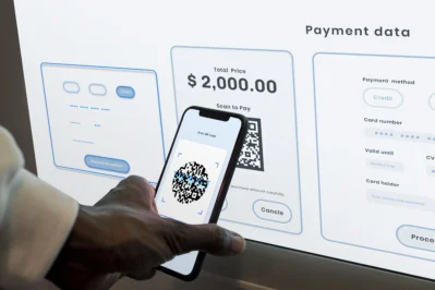 Consumidor apontando celular para QR Code utilizando o sistema de pagamento online da empresa.