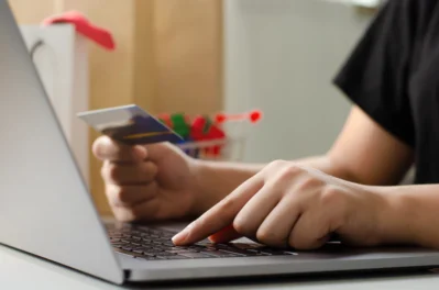 Cliente cadastrando cartão de crédito no site para utilizar a cobrança recorrente no Asaas.