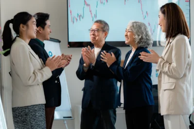 Sócios da empresa celebram rodada de investimento após apresentarem projeto sobre o que é captação de recursos para investidores.