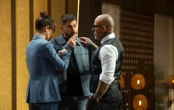 Apresentadores do masterchef brasil junto com o Evaristo, garoto propaganda do Asaas patrocinador do masterchef brasil.