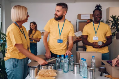 Grupo de voluntários se preparando para captação de recursos paga ONGs.