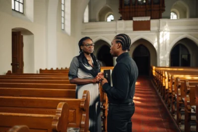 Padre e contadora em uma entidade religiosa. Estão conversando a respeito da contabilidade para igrejas.