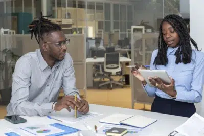 Casal empreendedor realizando contas e procurando as vantagens de antecipar recebíveis.