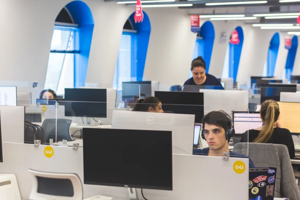 Colaboradoras do Asaas focadas em um atendimento humanizado, trocando experiências na sede da empresa.
