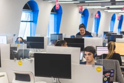 Colaboradoras do Asaas focadas em um atendimento humanizado, trocando experiências na sede da empresa.