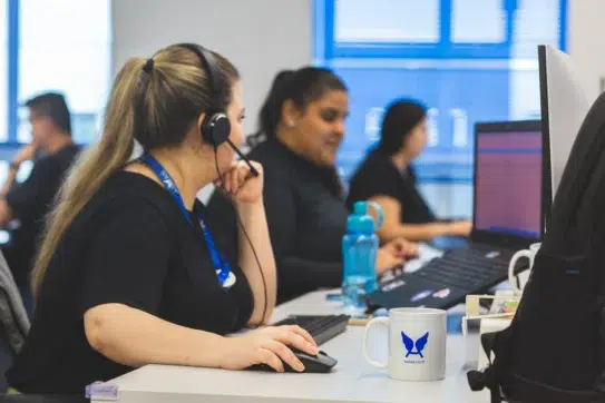 Colaboradoras do Asaas focadas em um atendimento humanizado, trocando experiências na sede da empresa.