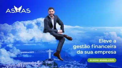 KV da campanha de novo filme com Evaristo Costa, em que ele está sentado sobrevoando pela cidade do Rio de Janeiro.