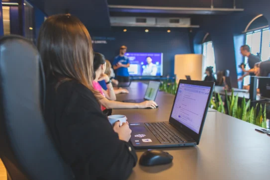 Colaboradores do Asaas debatendo resultados que obtiveram por meio do DRE do Base.