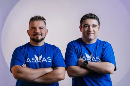 Asaas capta 3º FIDC de 100 milhões, e Piero Contezini e Diego Contezini, fundadores do Asaas, vestem camisa da empresa para celebrar.