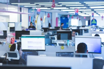 Ambiente de trabalho no Asaas com equipe focada em tecnologia, mostrando como o Asaas garante segurança da informação.