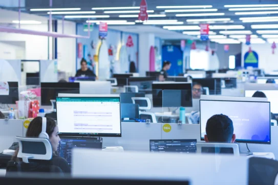 Ambiente de trabalho no Asaas com equipe focada em tecnologia, mostrando como o Asaas garante segurança da informação.