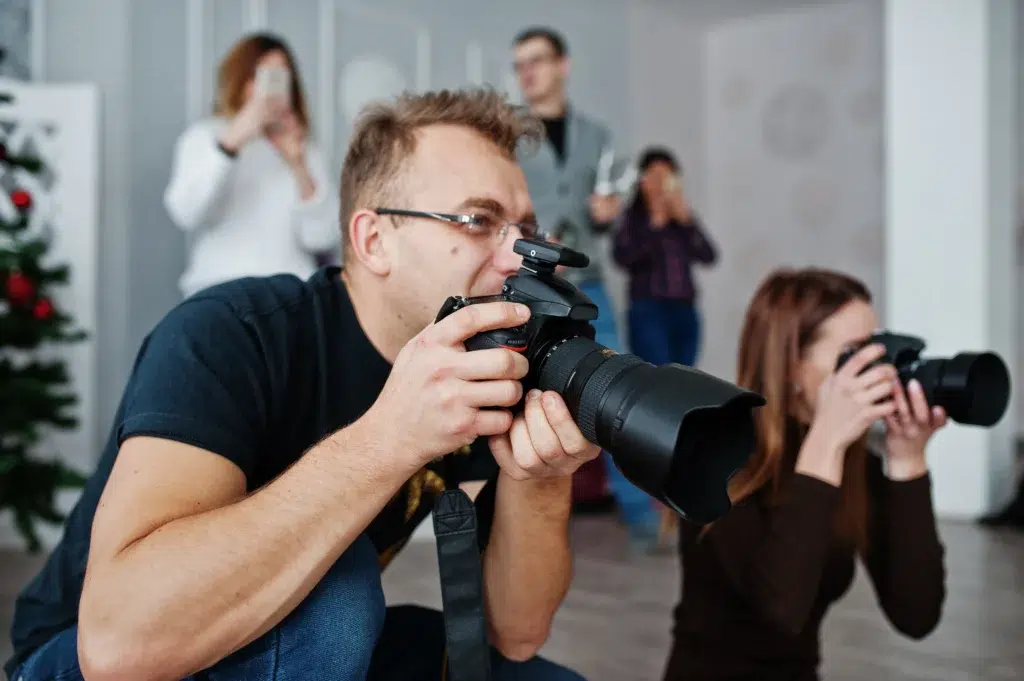 Fotógrafos profissionais em ação durante ensaio conquistado por meio do marketing para fotógrafos.