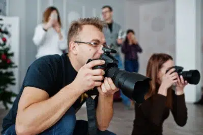 Fotógrafos profissionais em ação durante ensaio conquistado por meio do marketing para fotógrafos.