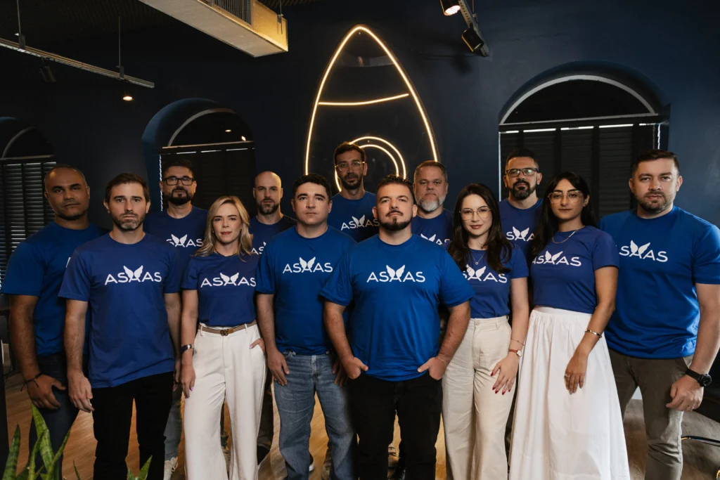 Equipe de diretoria Asaas reunida após destaque no Ranking Negócios em Expansão, usando camisetas da empresa.