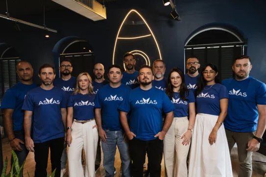 Equipe de diretoria Asaas reunida após destaque no Ranking Negócios em Expansão, usando camisetas da empresa.