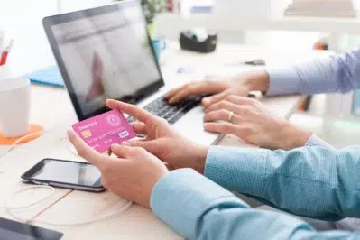 Empresários realizando pagamentos utilizando sua Subconta Asaas para facilitar o repasse de valores para seus franqueados.