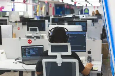 Tripulante da empresa verificando os códigos da documentação API, especificamente das subcontas Asaas.