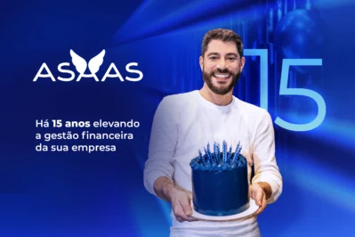 Imagem do Evaristo Costa segurando um bolo de aniversário, representando os 15 anos do Asaas.