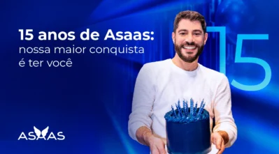 Imagem do Evaristo Costa segurando um bolo de aniversário, representando os 15 anos do Asaas.